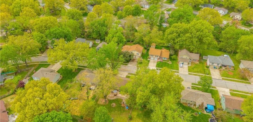 Homes for Sale in Liberty, MO 64068 | 1039  Essex Street
