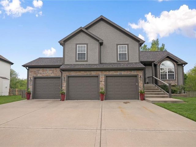 Homes for Sale in Kansas City, MO 64157 | 10747 N Laurel Avenue