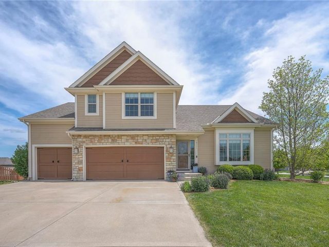 Homes for Sale in Kansas City, MO 64157 | 10111 N Tullis Drive