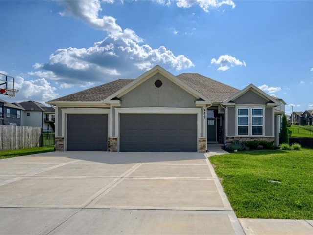 Homes for Sale in Kansas City, MO 64155 | 9424 N Belleview Avenue