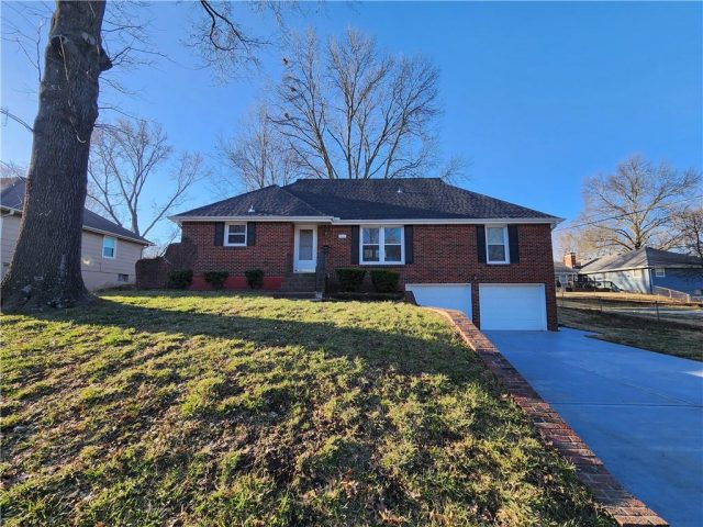 Homes for Sale in Gladstone, MO 64118 | 1603 NE 69th Street