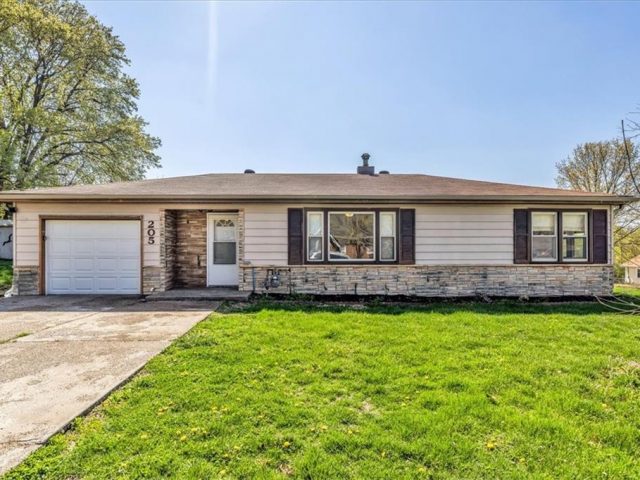 Homes for Sale in Claycomo, MO 64119 | 205 E Longfellow Street