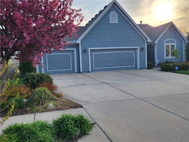Homes for Sale in Smithville, MO 64089 | 1910  Lake Drive