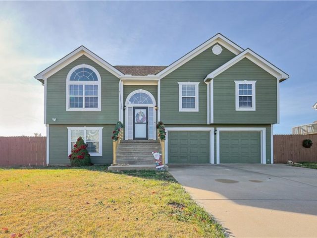 Homes for Sale in Smithville, MO 64089 | 401  Lake Meadows Drive