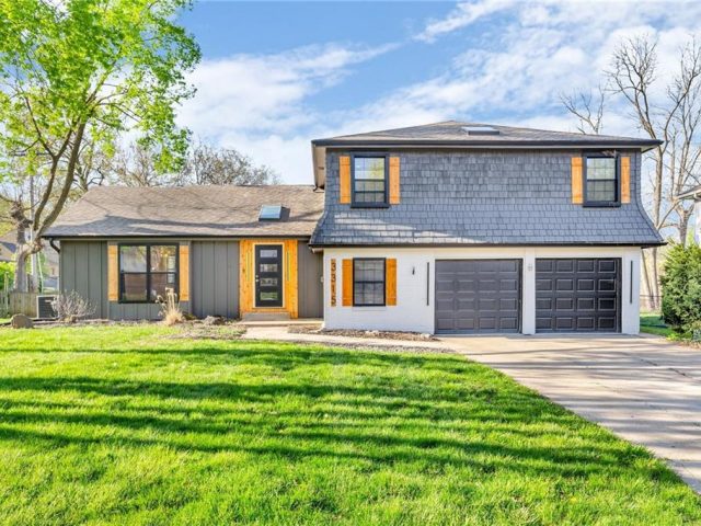 Homes for Sale in Gladstone, MO 64119 | 3315  Shady Lane Drive