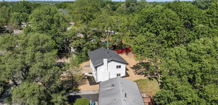 Homes for Sale in Lake Waukomis, MO 64151 | 1040 NW South Shore Drive