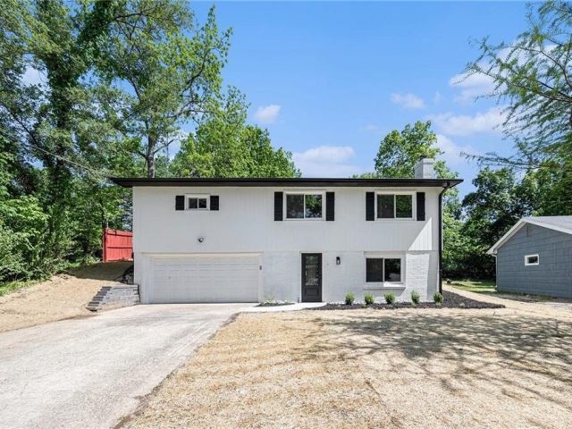 Homes for Sale in Lake Waukomis, MO 64151 | 1040 NW South Shore Drive