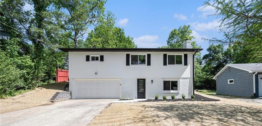 Homes for Sale in Lake Waukomis, MO 64151 | 1040 NW South Shore Drive