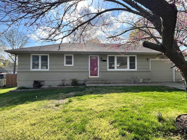 Homes for Sale in Gladstone, MO 64118 | 7404 N Highland Avenue