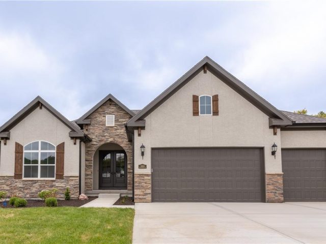 Homes for Sale in Parkville, MO 64152 | 13438  Terrace Park Drive