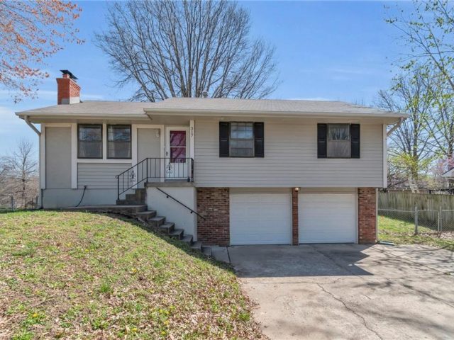 Homes for Sale in Liberty, MO 64068 | 317  Southbrook Street