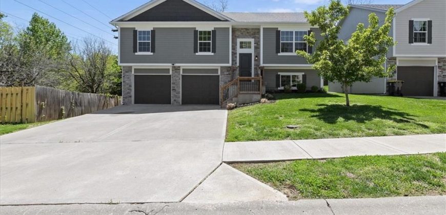 Homes for Sale in Kansas City, MO 64152 | 8111 NW 79th Place
