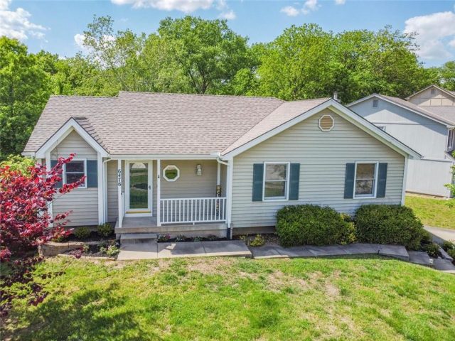 Homes for Sale in Parkville, MO 64152 | 6476 NW Valley Drive
