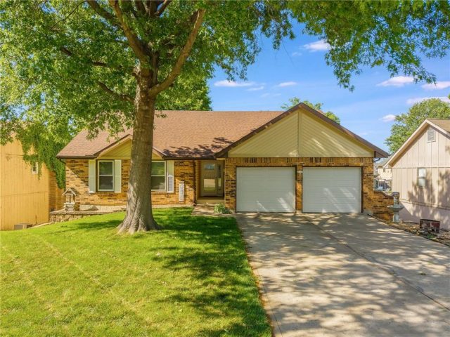 Homes for Sale in Gladstone, MO 64119 | 3200 NE 71st Street