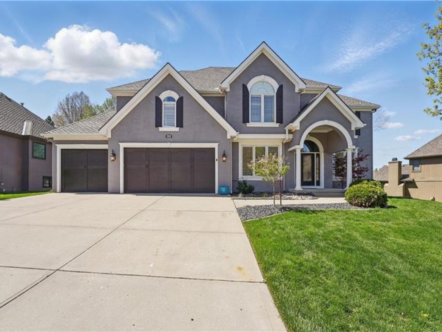 Homes for Sale in Parkville, MO 64152 | 8108  Park Ridge Drive
