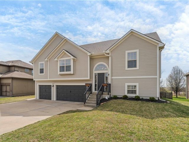Homes for Sale in Kansas City, MO 64157 | 7705 NE 108th Terrace
