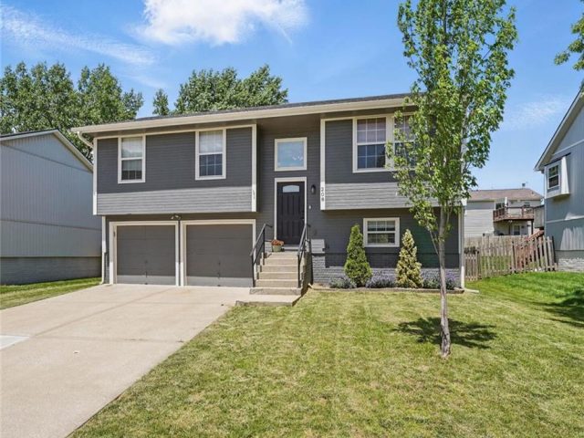 Homes for Sale in Kansas City, MO 64155 | 208 NW 111th Terrace