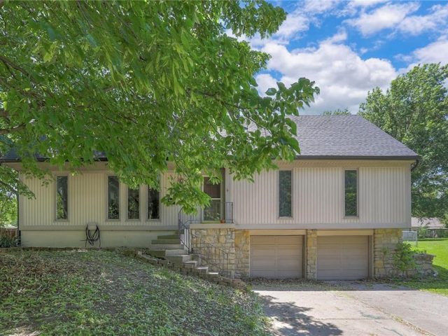 Homes for Sale in Gladstone, MO 64119 | 6704 N Agnes Avenue