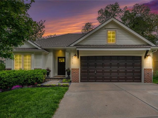 Homes for Sale in Parkville, MO 64152 | 5715 NW Michaels Cove