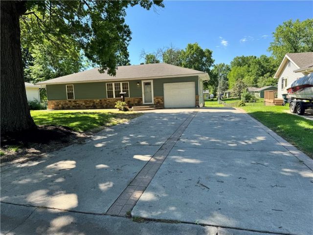 Homes for Sale in Gladstone, MO 64118 | 1401 NE 67th Street