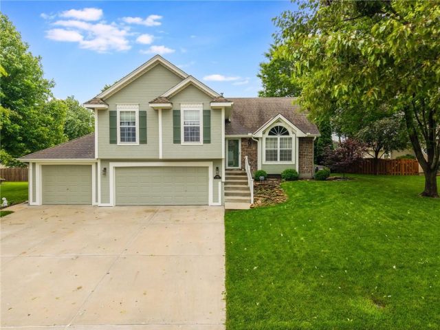 Homes for Sale in Kearney, MO 64060 | 305 E 21st Street