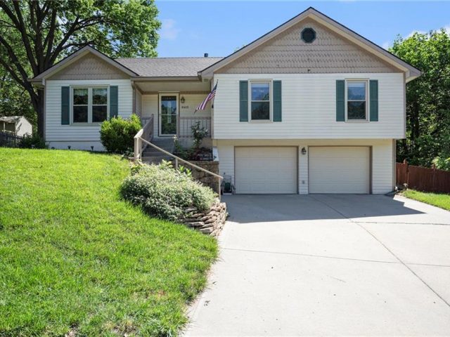 Homes for Sale in Kansas City, MO 64151 | 6403 NW Hilldale Drive