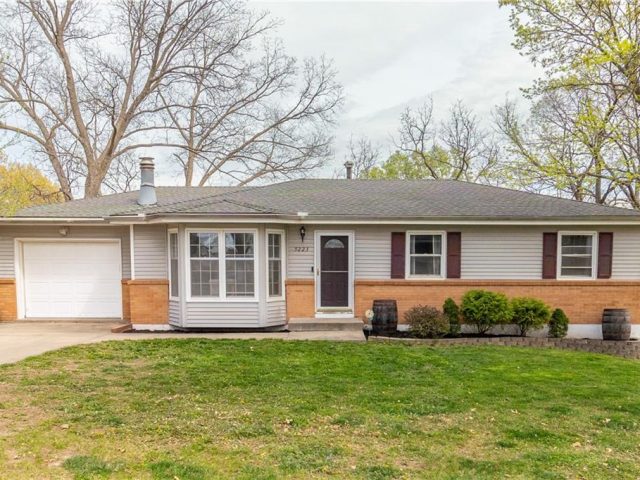 Homes for Sale in Gladstone, MO 64118 | 5223 N Washington Street