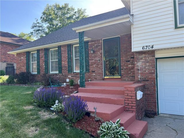 Homes for Sale in Gladstone, MO 64118 | 6704 N Garfield Street