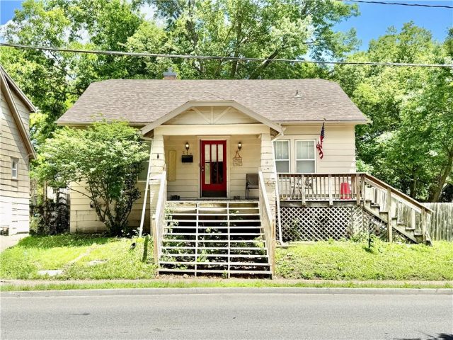 Homes for Sale in Liberty, MO 64068 | 215 S Leonard Street