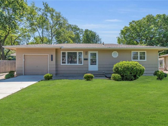 Homes for Sale in Gladstone, MO 64119 | 6505 N WALROND Avenue
