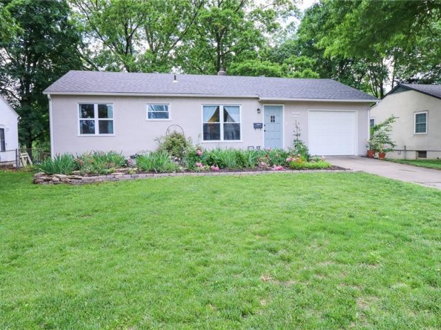 Homes for Sale in Gladstone, MO 64118 | 5904 N Howard Avenue