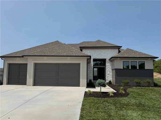 Homes for Sale in Parkville, MO 64152 | 13305  Golden Oak Court