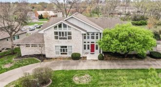 Homes for Sale in Gladstone, MO 64119 | 115 W Woodlands Drive