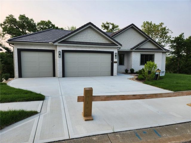 Homes for Sale in Parkville, MO 64152 | 8170  Westlake Drive