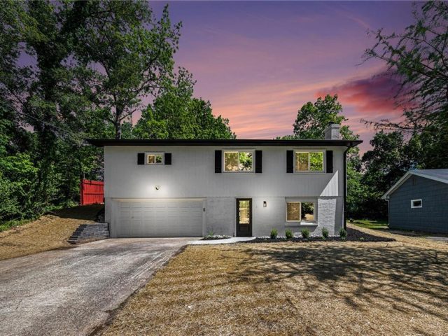 Homes for Sale in Lake Waukomis, MO 64151 | 1040 NW South Shore Drive