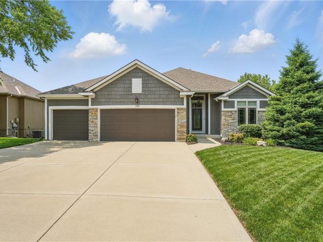 Homes for Sale in Kansas City, MO 64155 | 1104 NW 109th Street