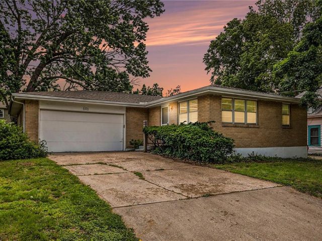 Homes for Sale in Smithville, MO 64089 | 501  Maple Avenue