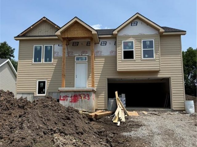 Homes for Sale in Smithville, MO 64089 | 523  Hawthorne Street
