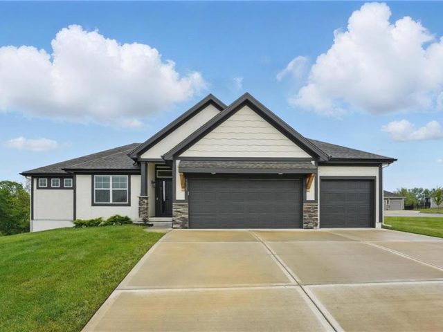 Homes for Sale in Kansas City, MO 64156 | 9325 N Poplar Avenue