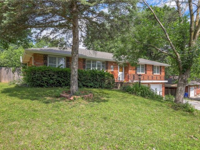 Homes for Sale in Gladstone, MO 64118 | 7512 N Wyandotte Street