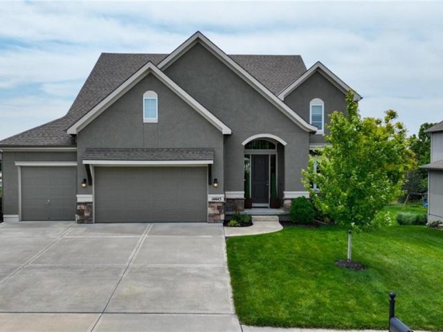 Homes for Sale in Parkville, MO 64152 | 14445  Thousand Oaks Place