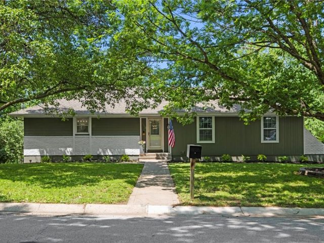 Homes for Sale in Parkville, MO 64152 | 5712 NW Raintree Drive