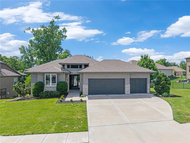 Homes for Sale in Parkville, MO 64152 | 6401 N Whitetail Way