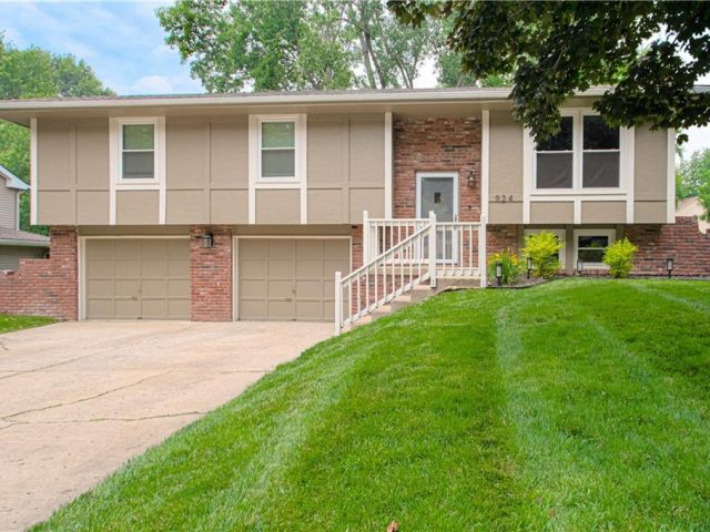 Homes for Sale in Liberty, MO 64068 | 924  Canterbury Lane