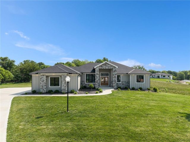 Homes for Sale in Parkville, MO 64152 | 7555 NW Fawn Circle