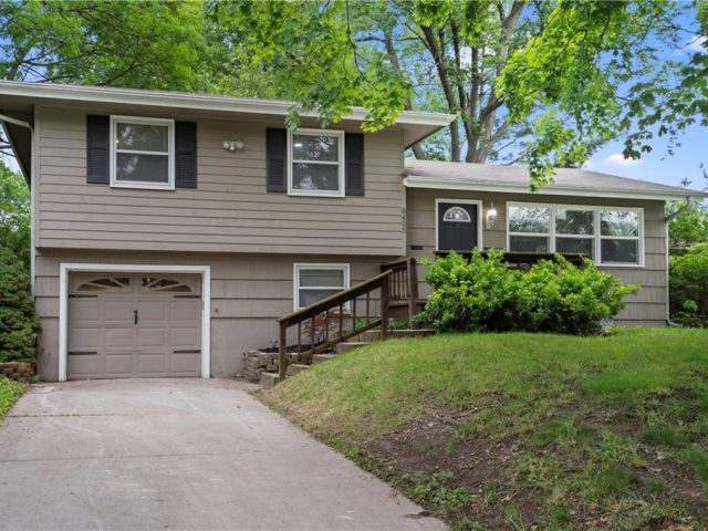 Homes for Sale in Gladstone, MO 64118 | 6405 N Wayne Avenue