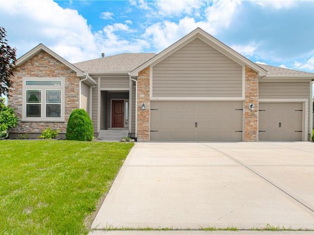 Homes for Sale in Kansas City, MO 64156 | 7035 NE 113th Terrace