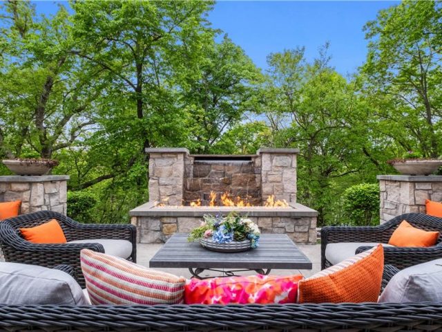 Homes for Sale in Parkville, MO 64152 | 6069  Southlake Drive