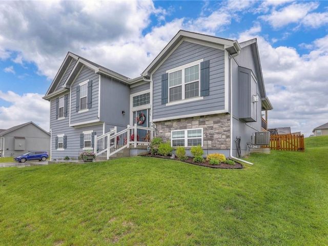 Homes for Sale in Kearney, MO 64060 | 1610  Willow Lane