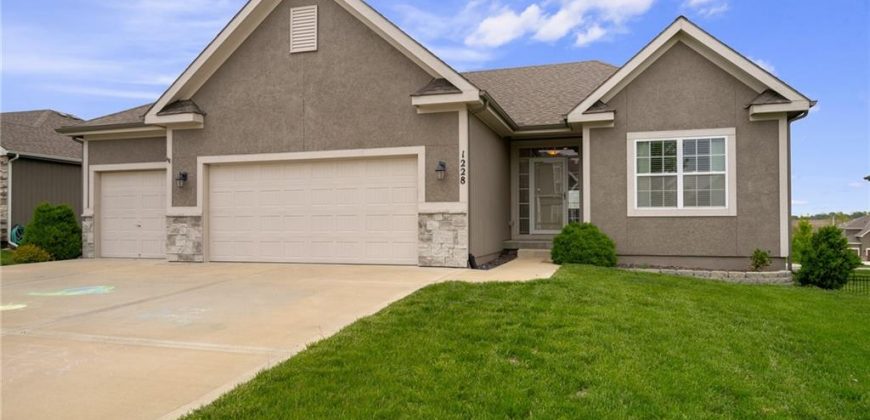 Homes for Sale in Kansas City, MO 64155 | 1228 NW 95th Street